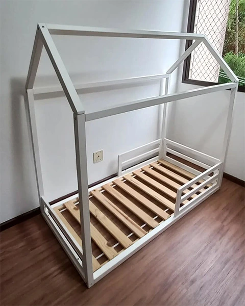 Monatgem de cama de criança na cor branca no formato de uma casa