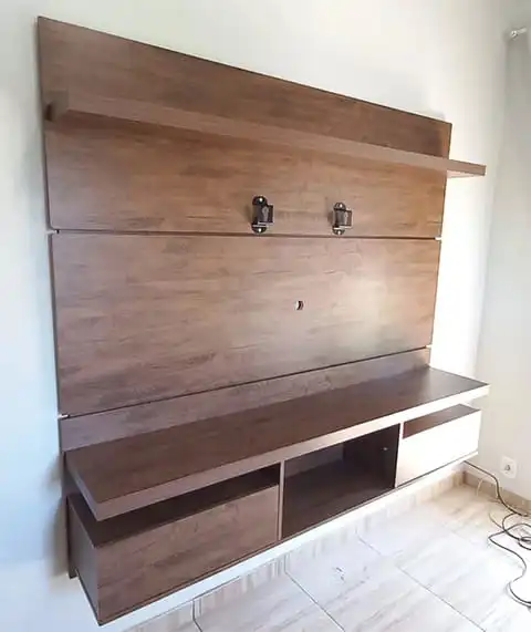 Instalação de painel de tv marrom