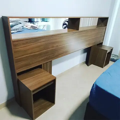 Montagem de cabeceira de cama marrom