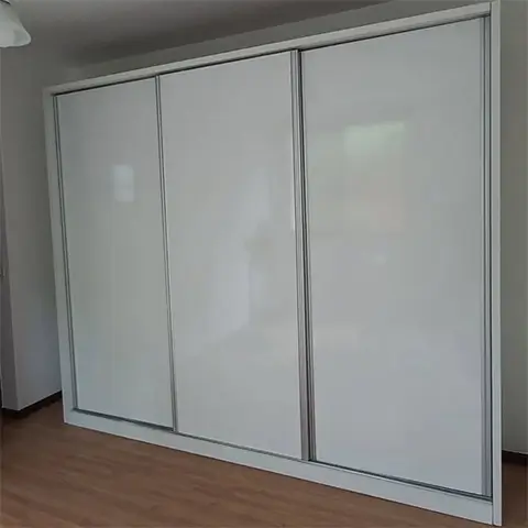 Montagem de guarda-roupa branco